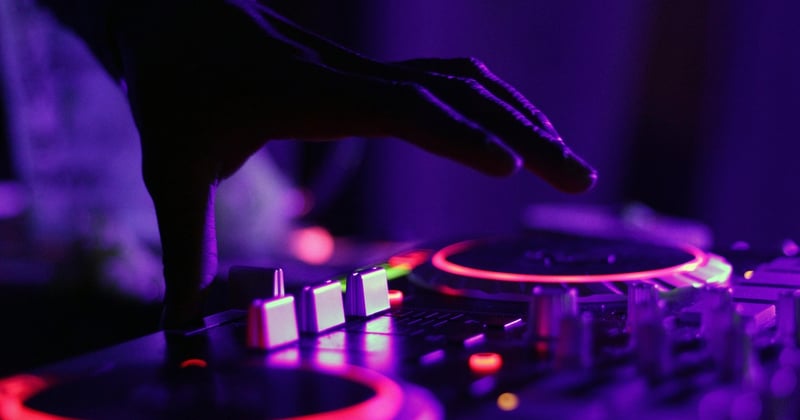 DJ Abkürzung: Was bedeutet die Abkürzung wirklich?