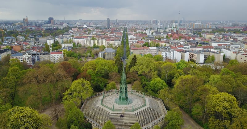 Viktoriapark Berlin: Der grüne Hügel mit Wasserfall und Kreuzberg-Blick